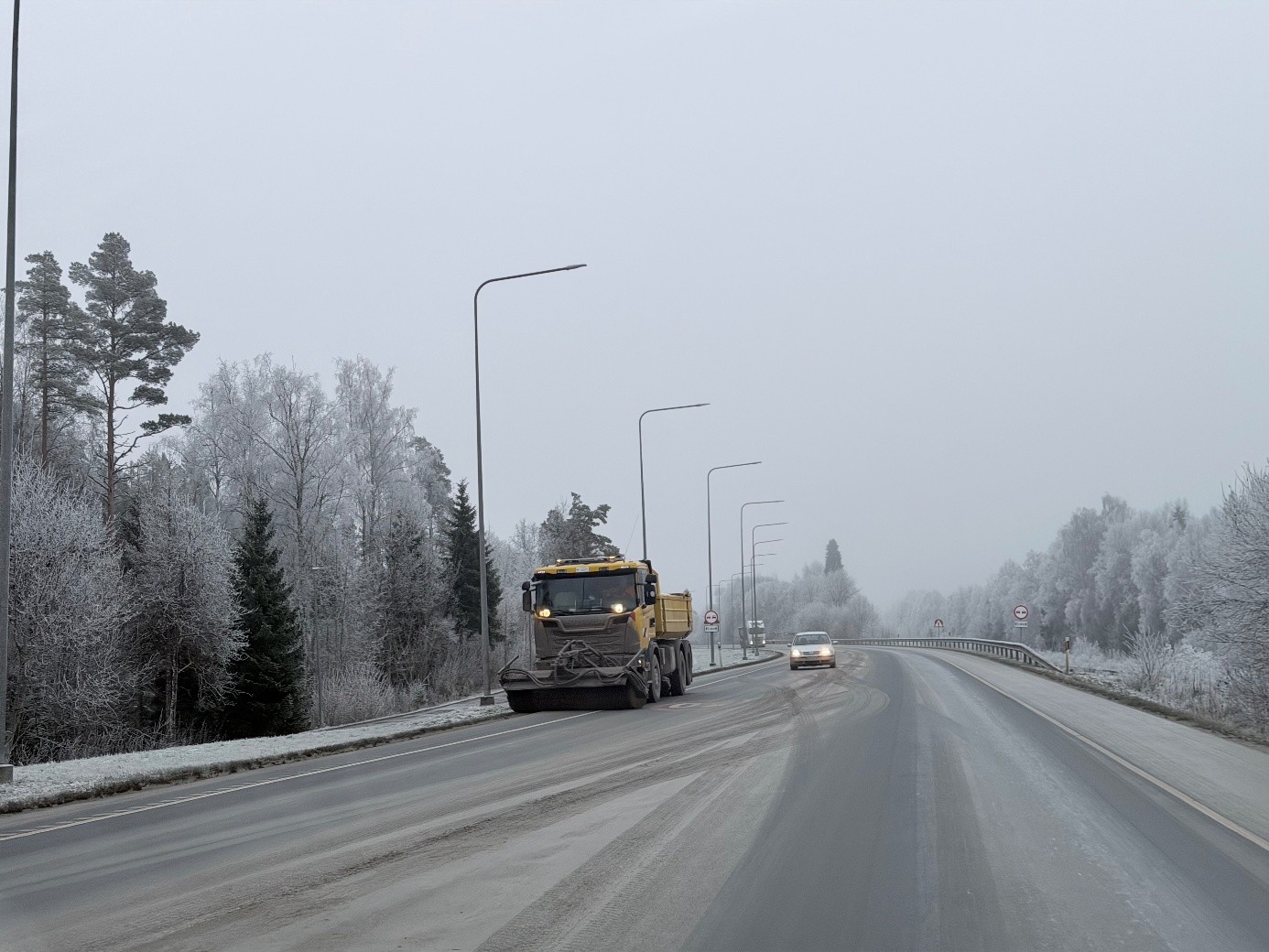 Viimastel nädalatel on paljud elanikud ja autojuhid, kelle igapäevane teekond kulgeb riigi- ja vallateedel, mida kasutatakse Rail Baltica raudteearenduse pinnas